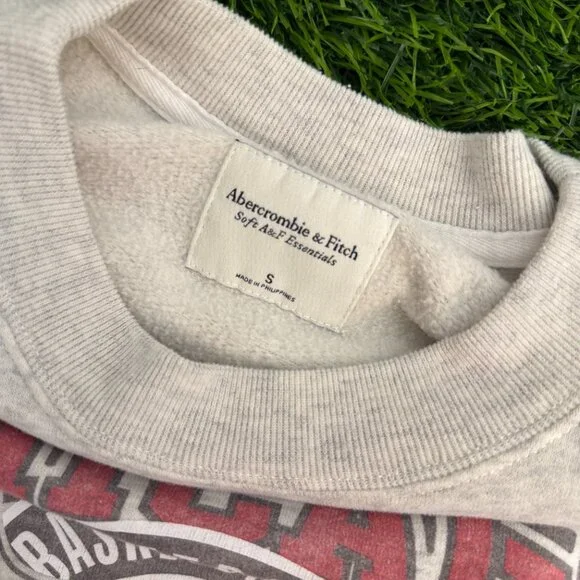 A&F Chicago Bulls Cropped Boxy Sweatshirt - Picture 2 of 2